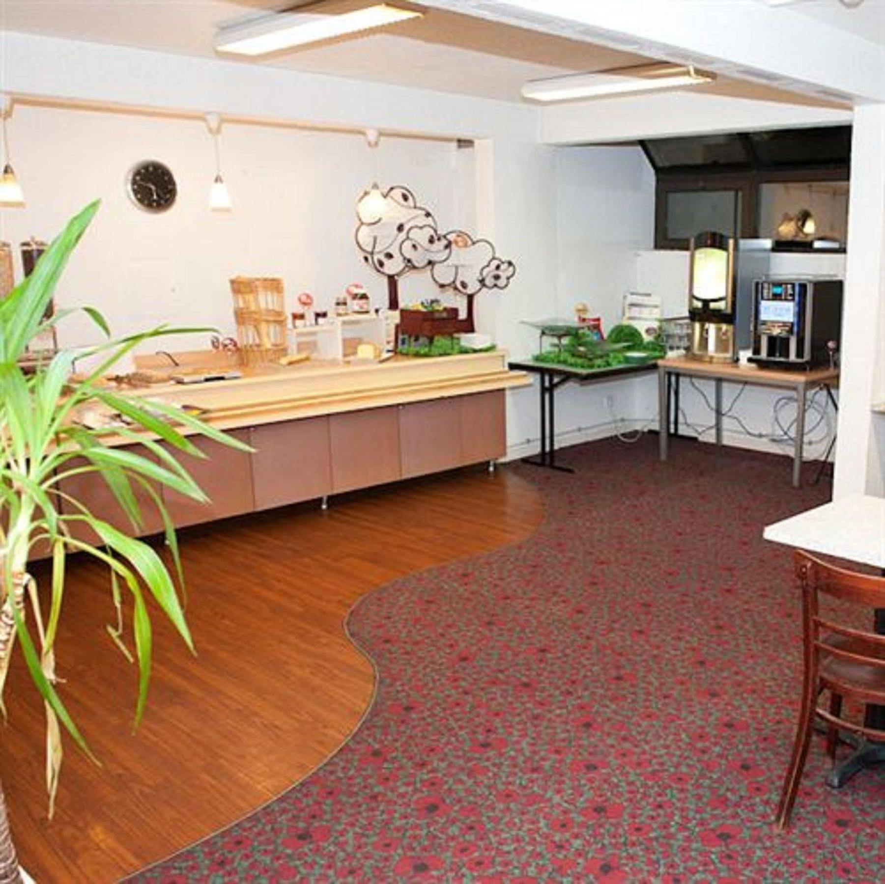 Egg Hotel Gonesse กูเนสส์ ภายนอก รูปภาพ