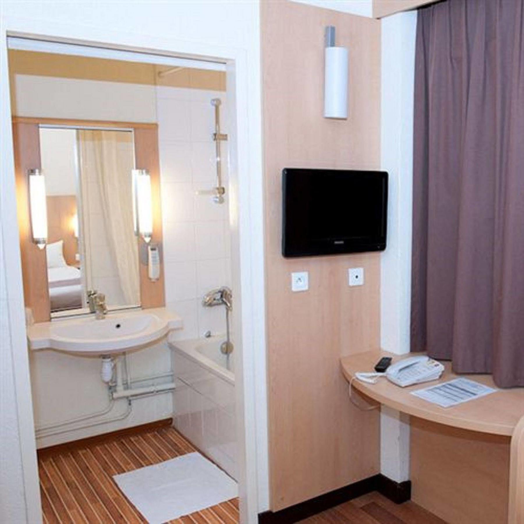 Egg Hotel Gonesse กูเนสส์ ภายนอก รูปภาพ